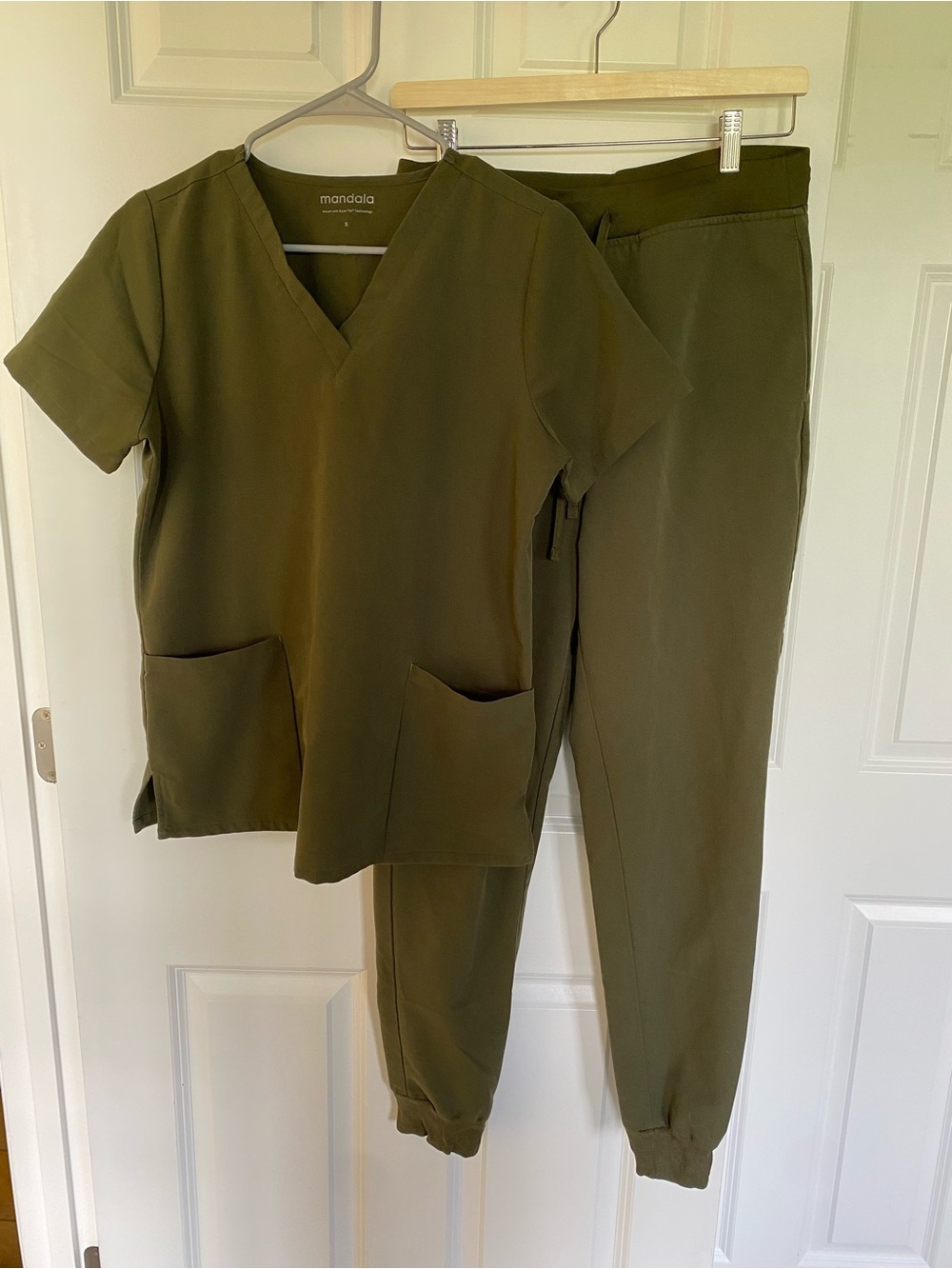Women’s Mandala Scrub Set in Olive (Small/Small Tall)
